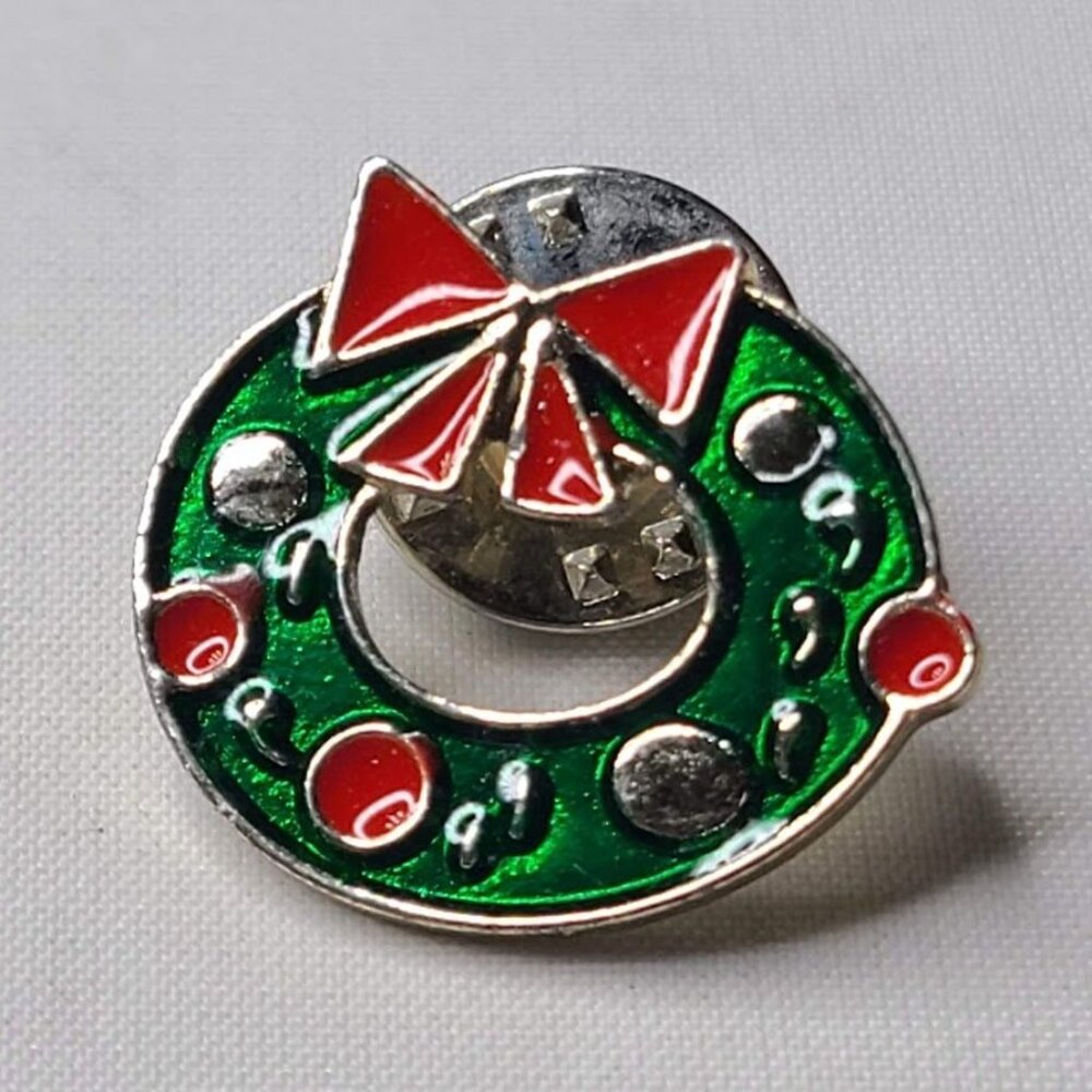 Christmas Wreath Lapel Pin With Red Bow & Enamel Details Holiday Themed Jewelry - Picture 2 of 5